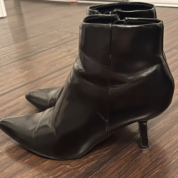 BLACK HEELED POINTED TOE ANKLE BOOTS - Picture 2 of 3